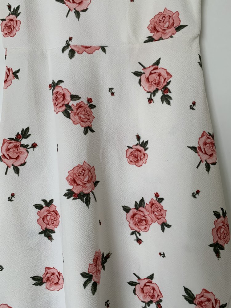 Weißes Kleid mit Blumenmuster 