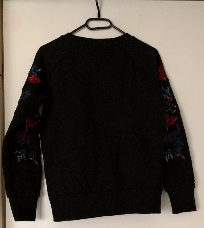 Schwarzer Pullover mit Blumenstickerei von Reserved