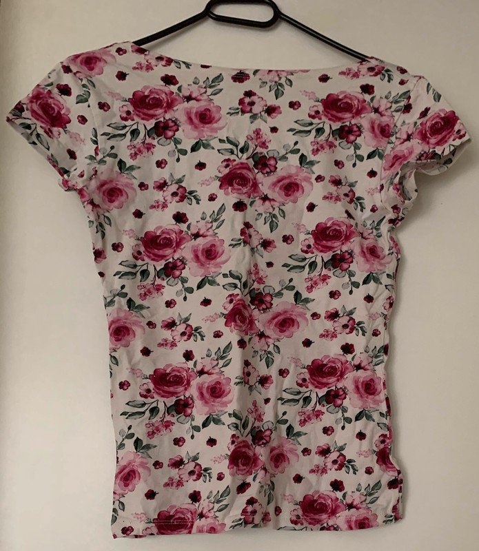 Weißes Tshirt mit Blumenmuster