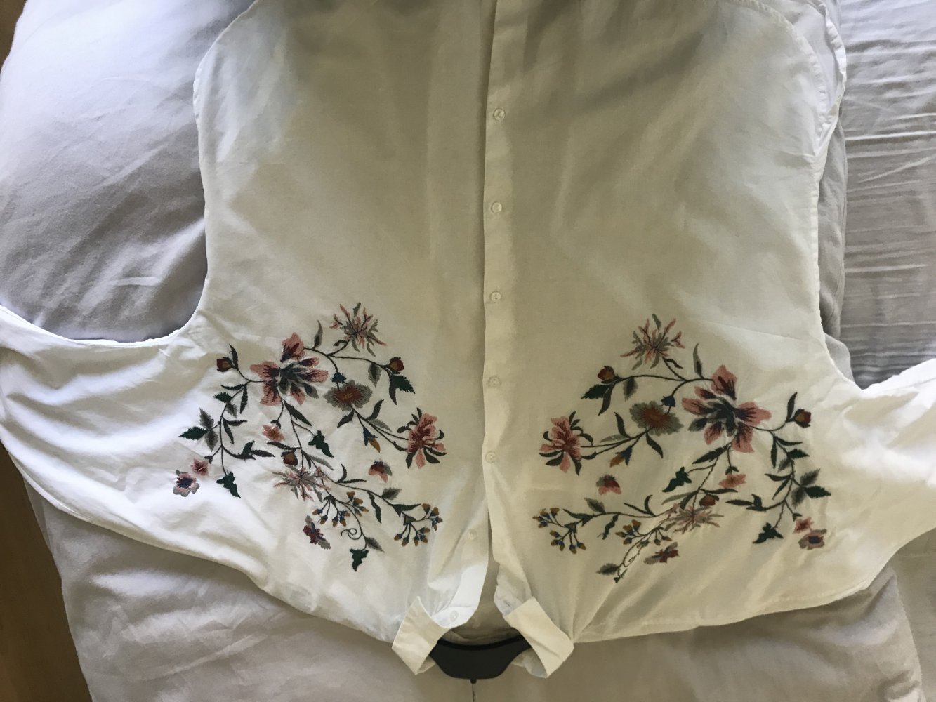Weiße Bluse von Zara mit Blumenstickereien 