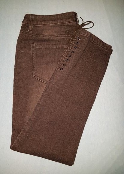 Jeans schwarz mit Schnürung an den Beinen 