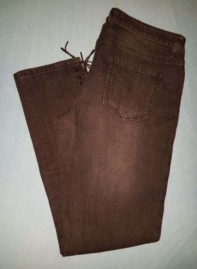 Jeans schwarz mit Schnürung an den Beinen 