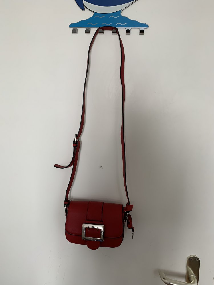 rote Umhängetasche von L. Credi