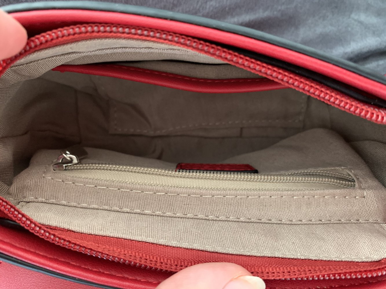 rote Umhängetasche von L. Credi