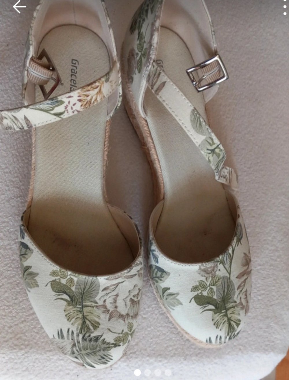 Keilabsatzschuhe mit Muster