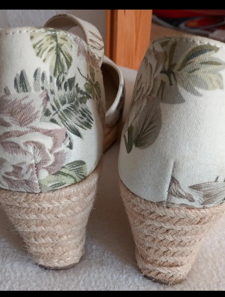 Keilabsatzschuhe mit Muster