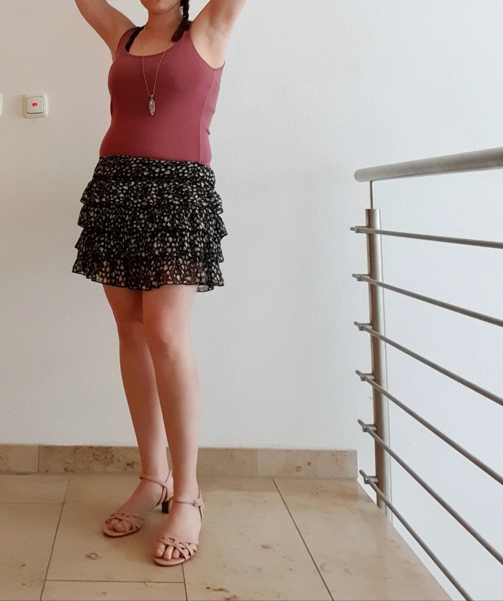 MiniRock mit Volant und Herzmotiv