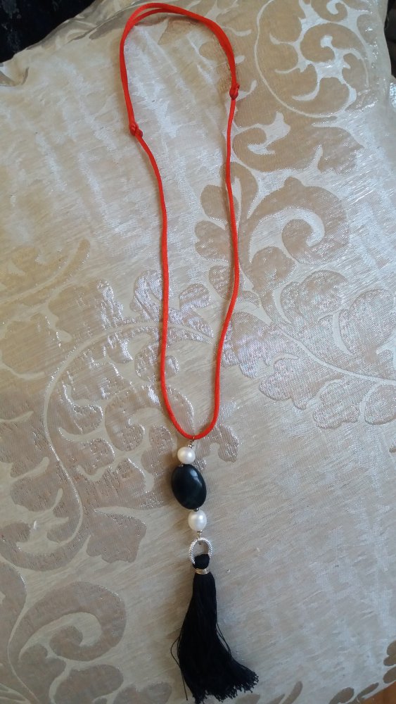 Hochgeladen vor einem Monat  Damen Kette mit schwarz Onyx Edelstein, Perlen und Quaste.