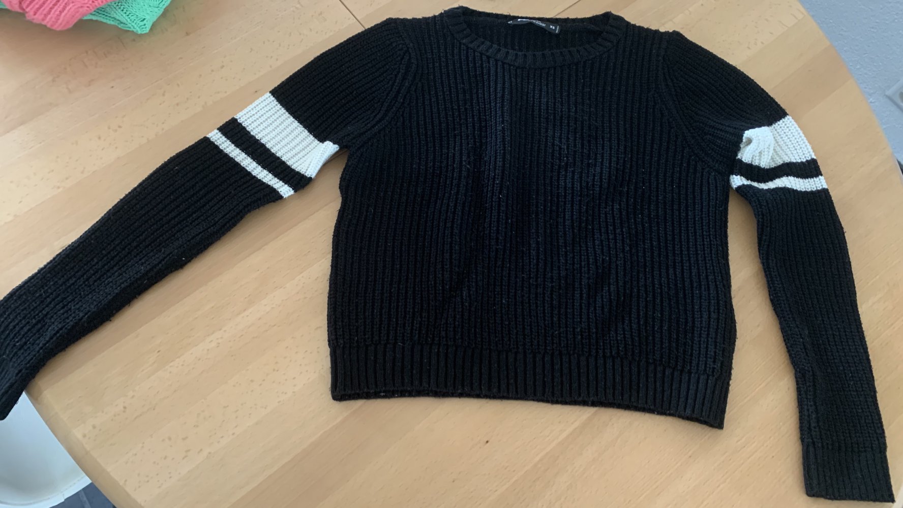 Pullover schwarz mit weissen Steifen