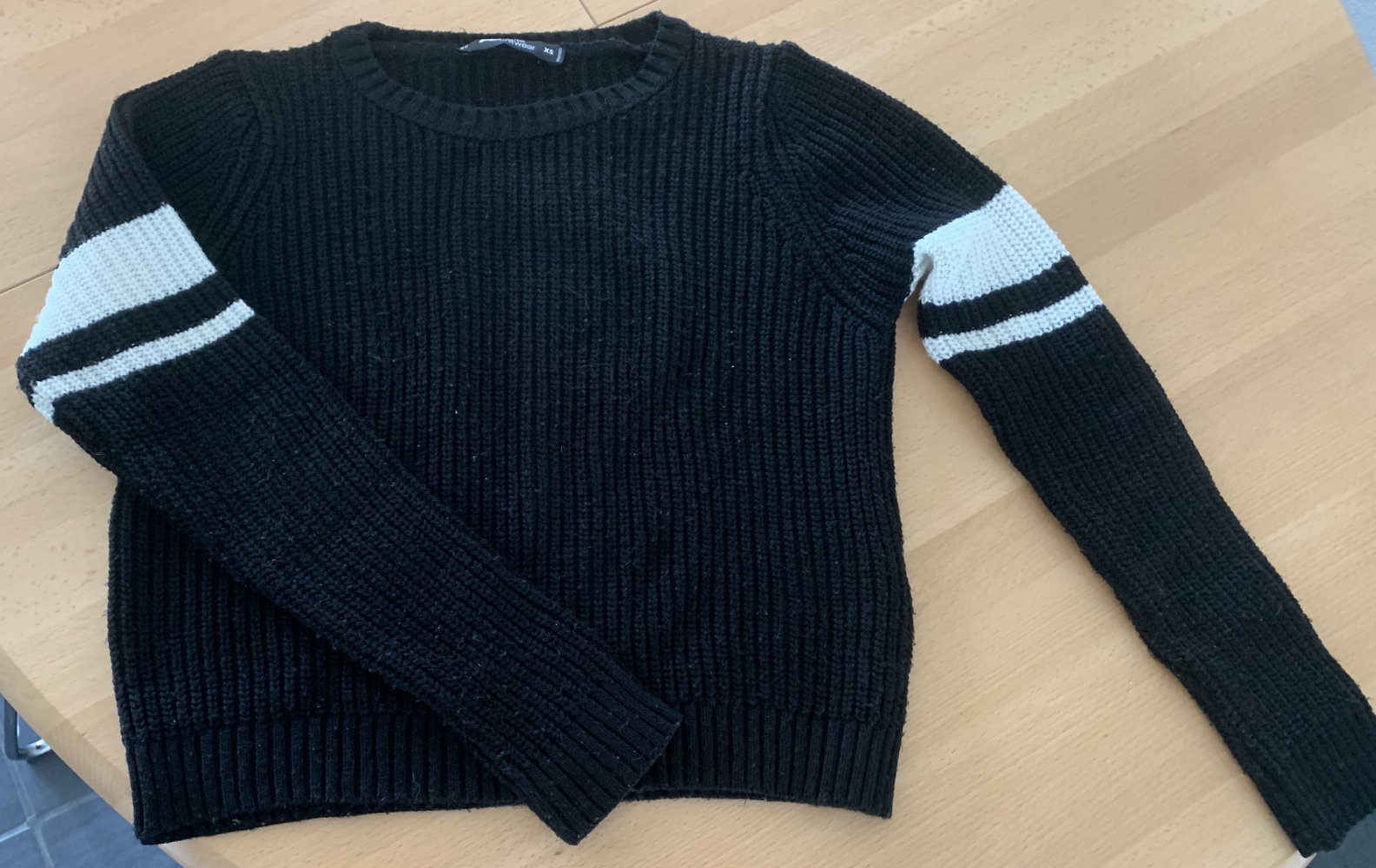 Pullover schwarz mit weissen Steifen