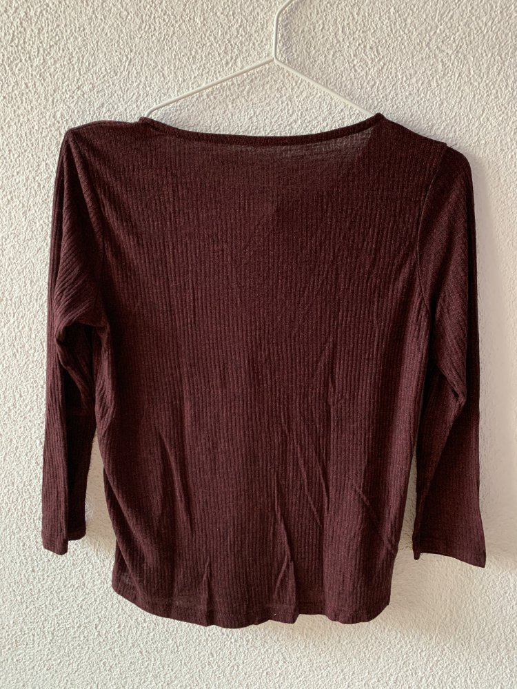 Dunkelrotes Oberteil