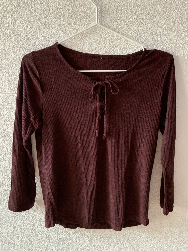 Dunkelrotes Oberteil
