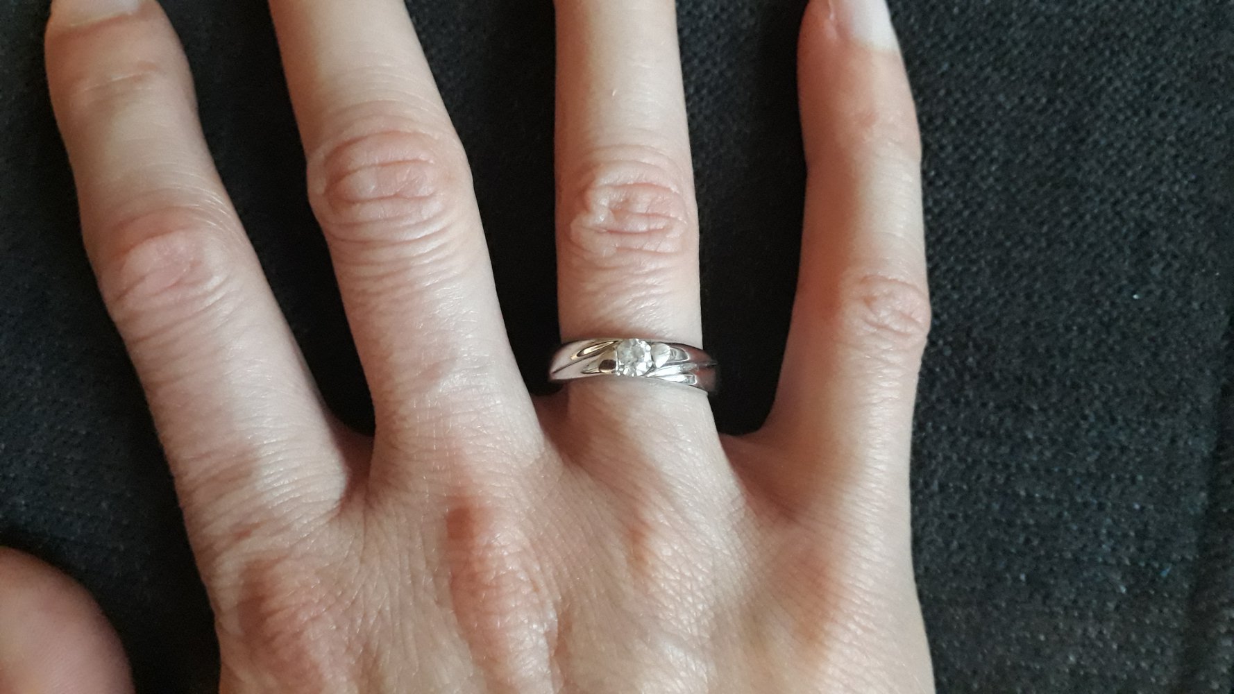 Fingerring mit weissem Stein