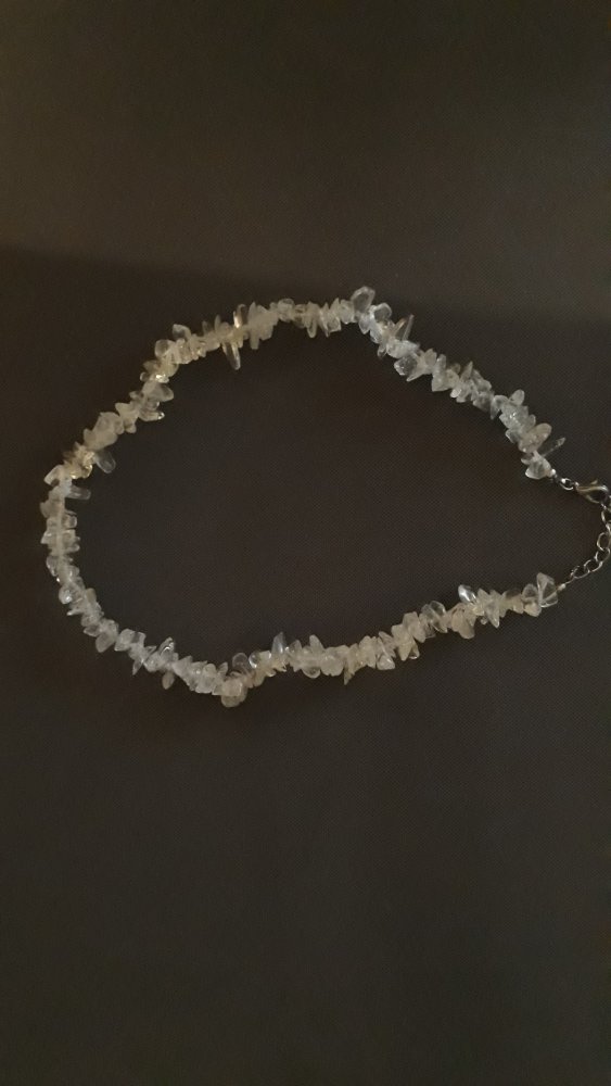Kette mit kristallähnlichen Steinen