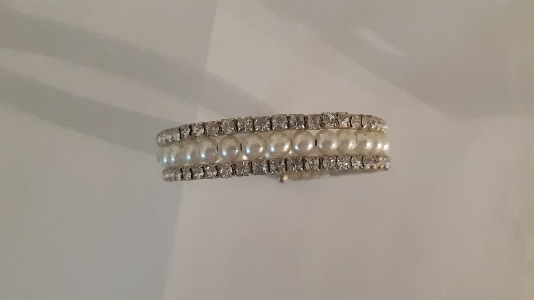Armreif mit Perlen