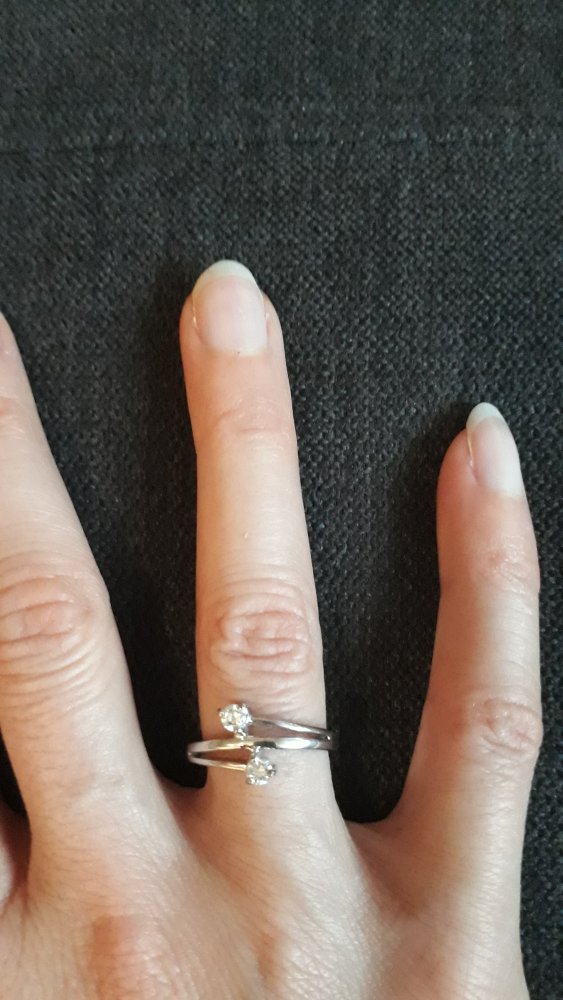 Fingerring mit zwei Steinen