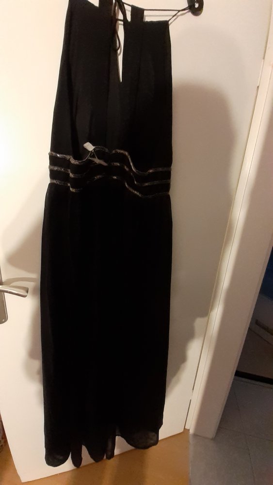 Langes schwarzes Abendkleid oder für andere Festlichkeiten