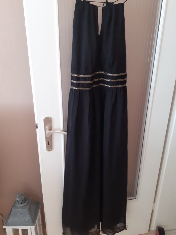 Langes schwarzes Abendkleid oder für andere Festlichkeiten
