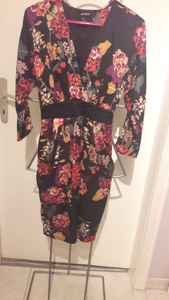 Kleid Grundfarbe schwarz