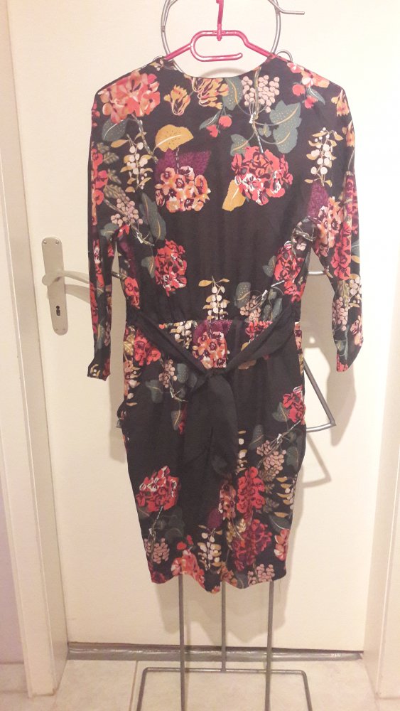 Kleid Grundfarbe schwarz