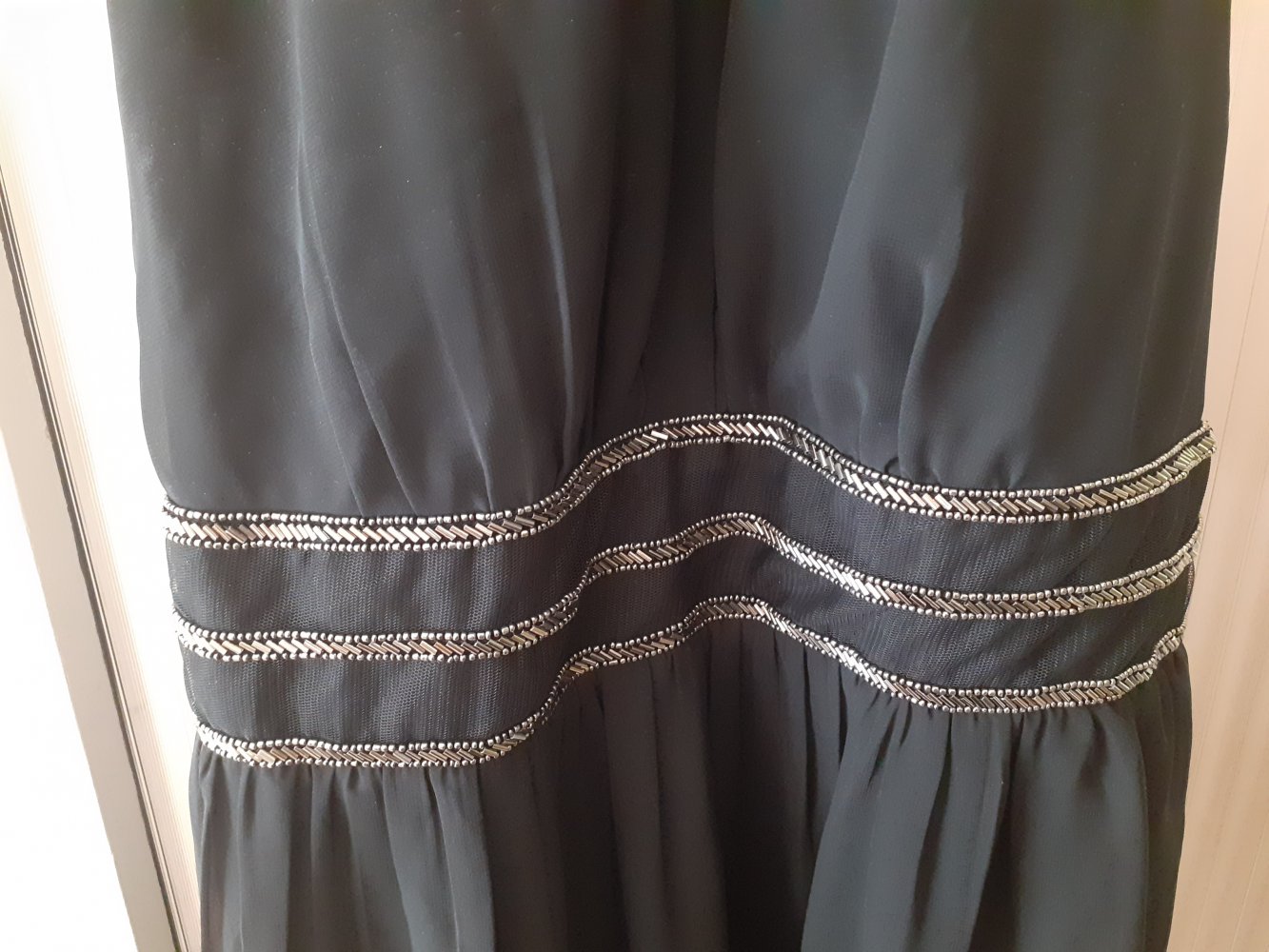 Langes schwarzes Abendkleid oder für andere Festlichkeiten