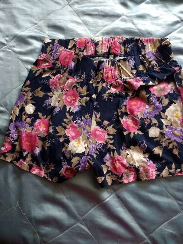 Shorts mit detaliertem Rosenmuster