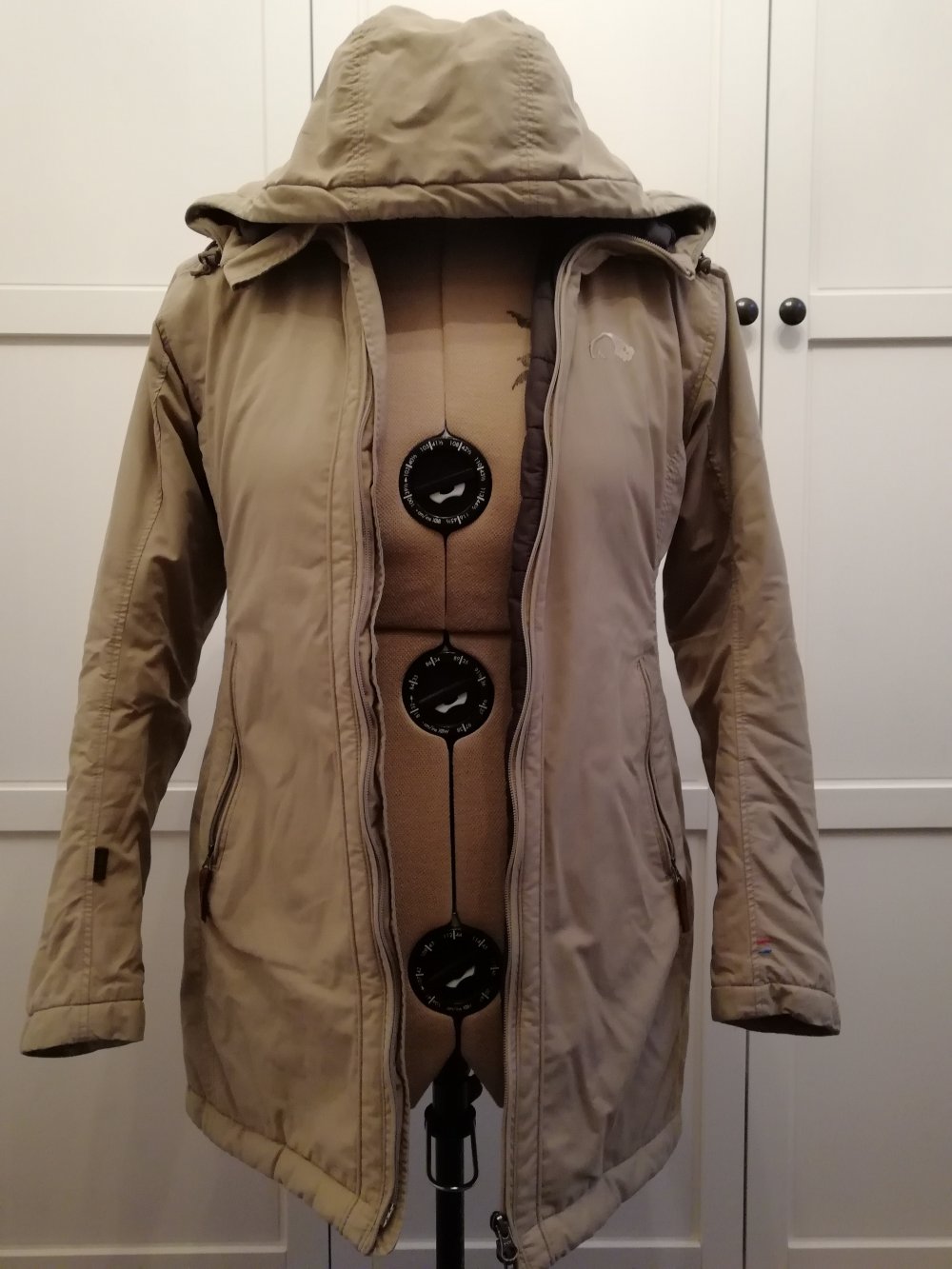 Beiger Wintermantel, Tatonka