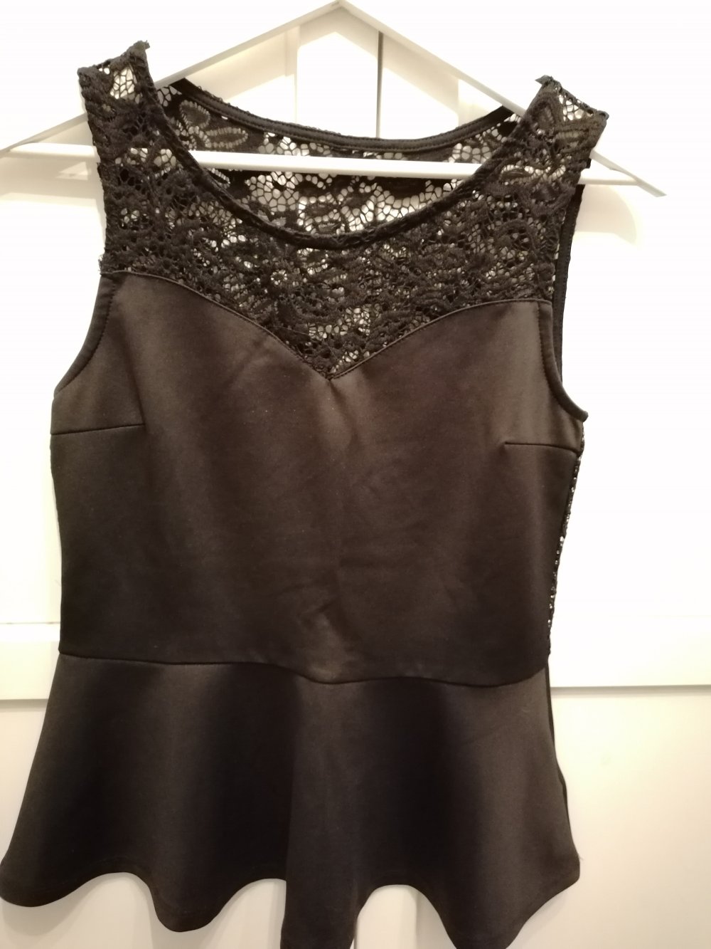 Schwarzes Spitzenoberteil mit Schößchen