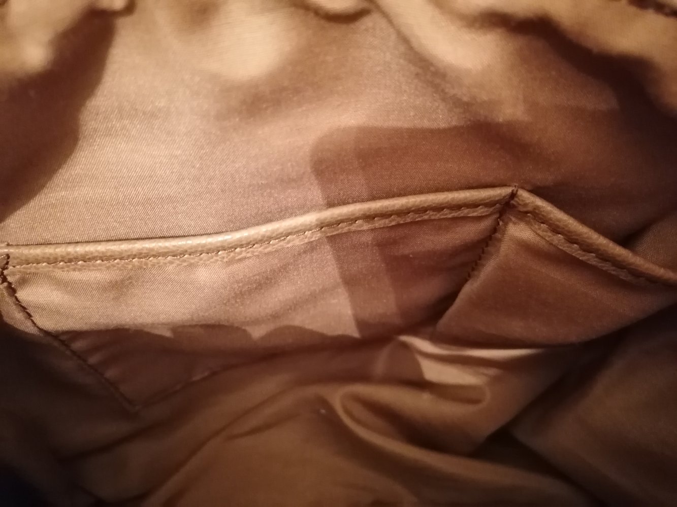 Schwarz- weiß gestreifte Handtasche