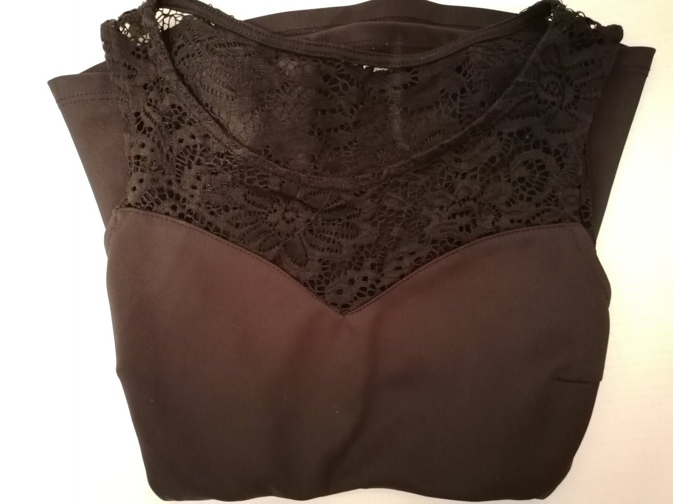 Schwarzes Spitzenoberteil mit Schößchen