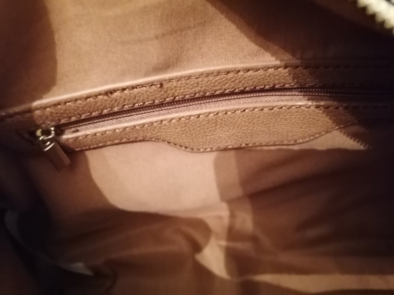 Schwarz- weiß gestreifte Handtasche