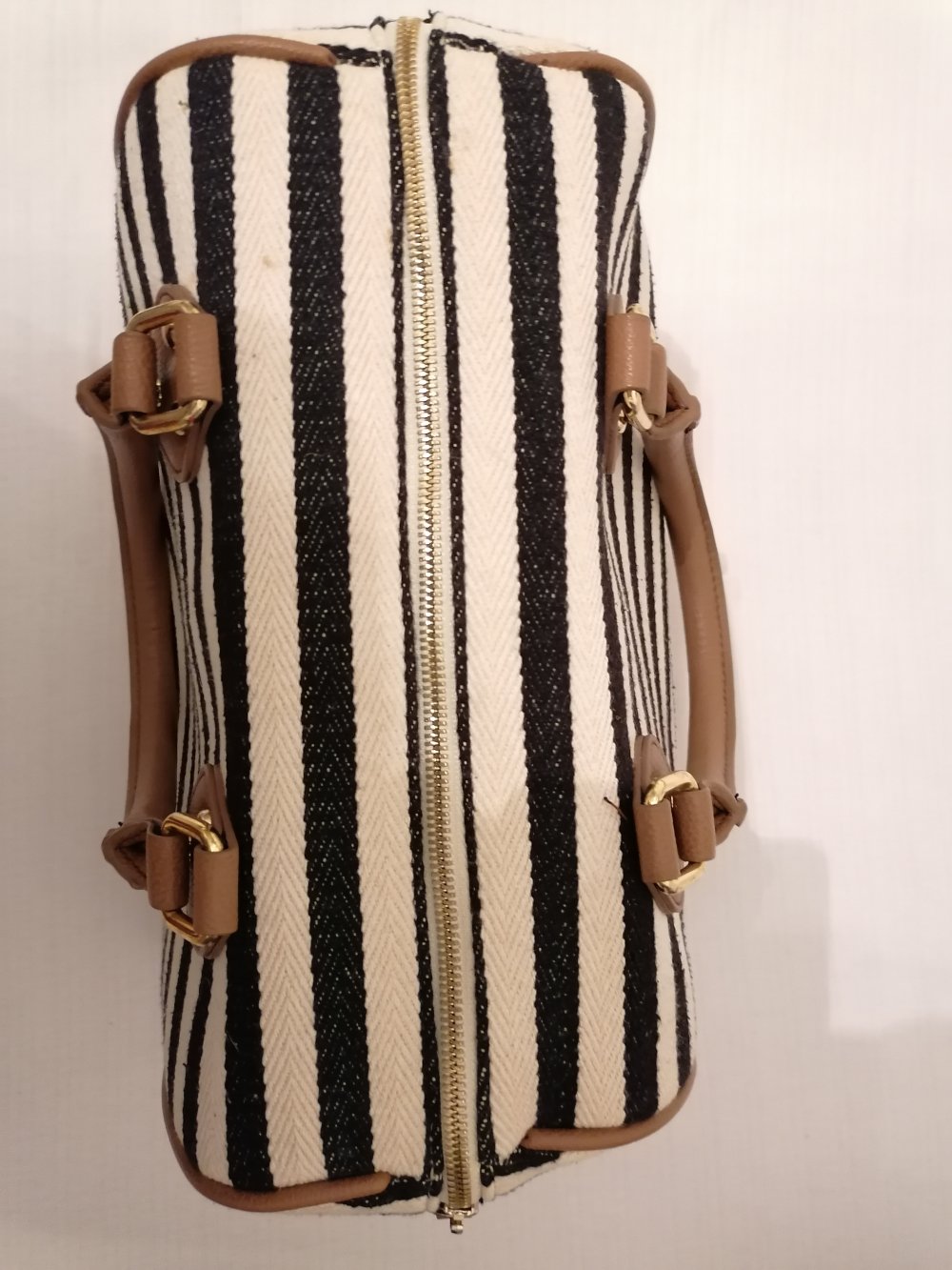 Schwarz- weiß gestreifte Handtasche