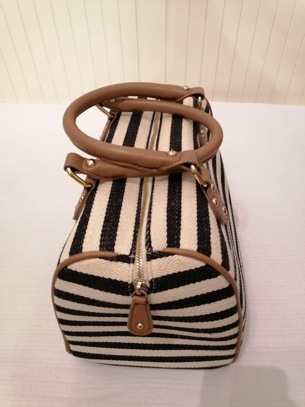 Schwarz- weiß gestreifte Handtasche