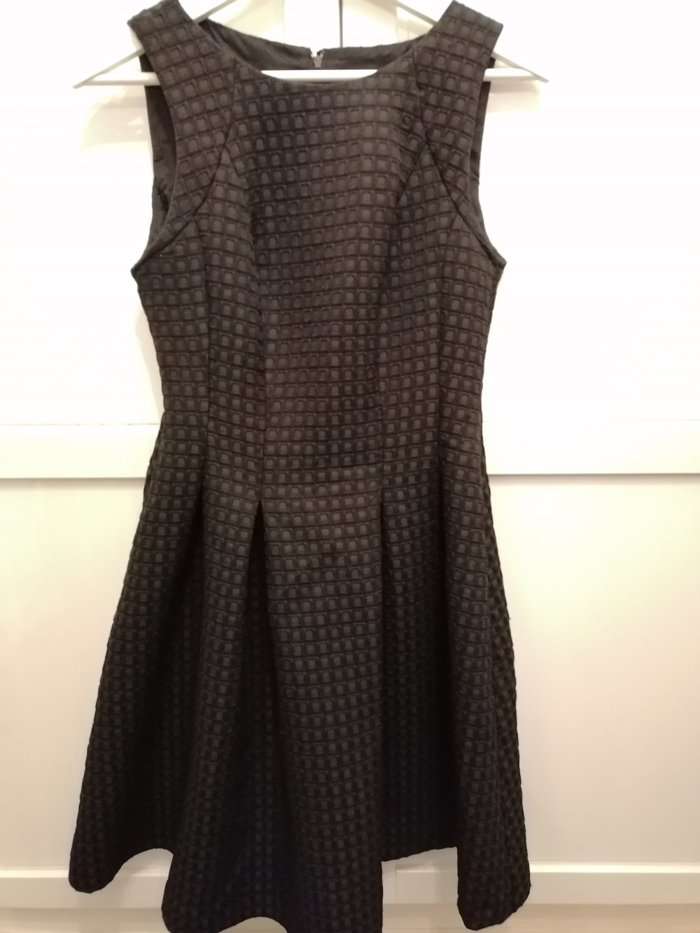 Schwarzes A- Linien Kleid, tailliert