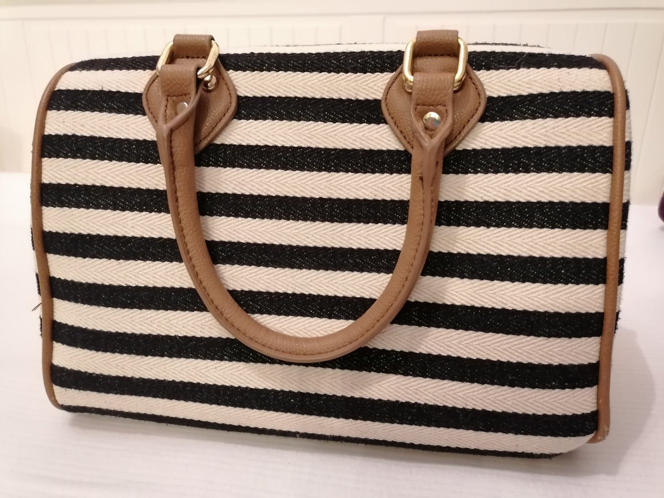 Schwarz- weiß gestreifte Handtasche