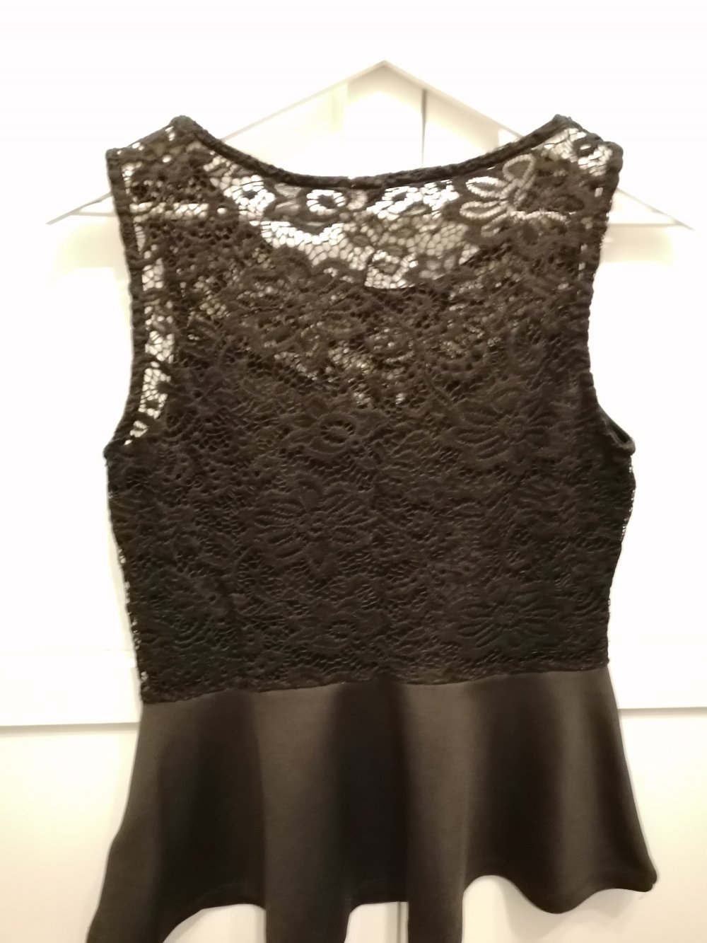 Schwarzes Spitzenoberteil mit Schößchen