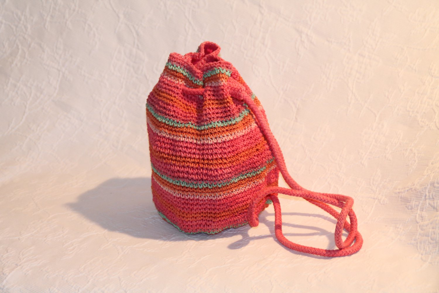 Beutel Rucksack Jacadi aus geflochtenem Stroh bunt pink gestreift geringelt orange gelb grün