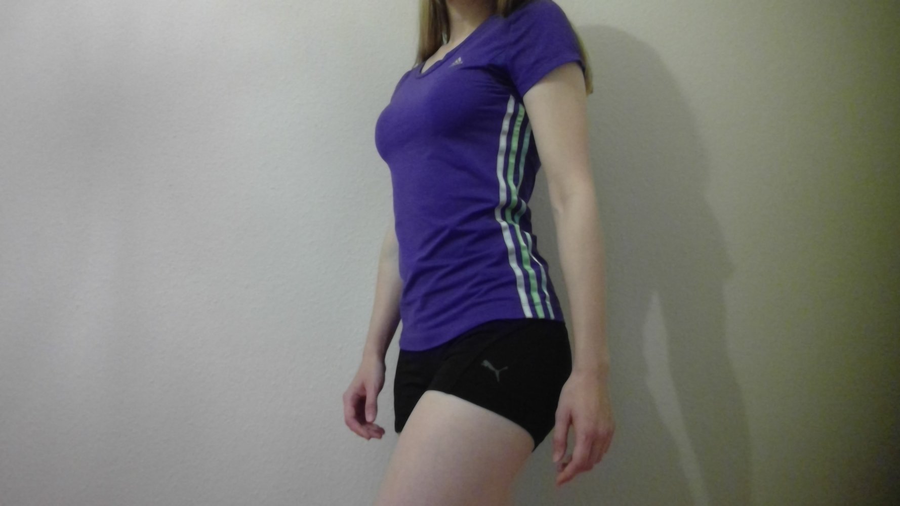 Adidas Sportshirt Funktionsshirt in dunkel lila, kühlend, atmungsaktiv, Gr. 32, 34, 36