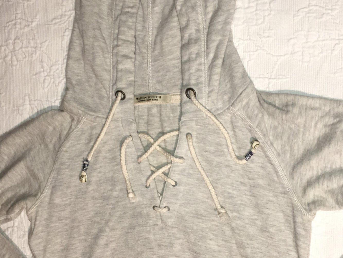 Lässiger Crop Hoodie Sweatshirt Kapuzenpulli Pullover langärmlig mit Schnürung von Maison Scotch in hell grau, Gr. XS