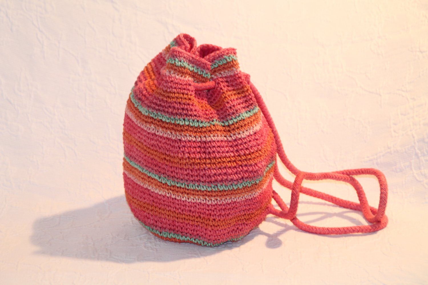 Beutel Rucksack Jacadi aus geflochtenem Stroh bunt pink gestreift geringelt orange gelb grün