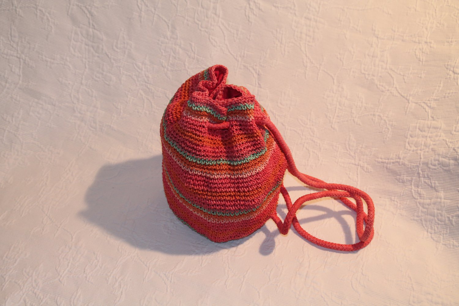 Beutel Rucksack Jacadi aus geflochtenem Stroh bunt pink gestreift geringelt orange gelb grün