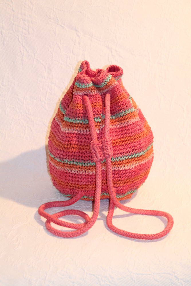 Beutel Rucksack Jacadi aus geflochtenem Stroh bunt pink gestreift geringelt orange gelb grün