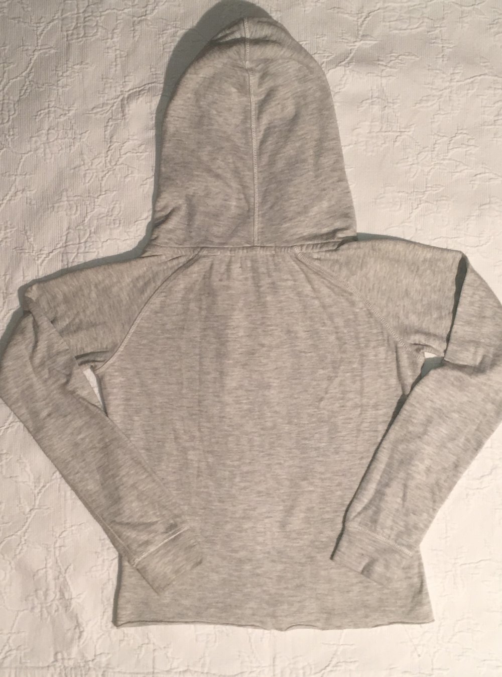 Lässiger Crop Hoodie Sweatshirt Kapuzenpulli Pullover langärmlig mit Schnürung von Maison Scotch in hell grau, Gr. XS