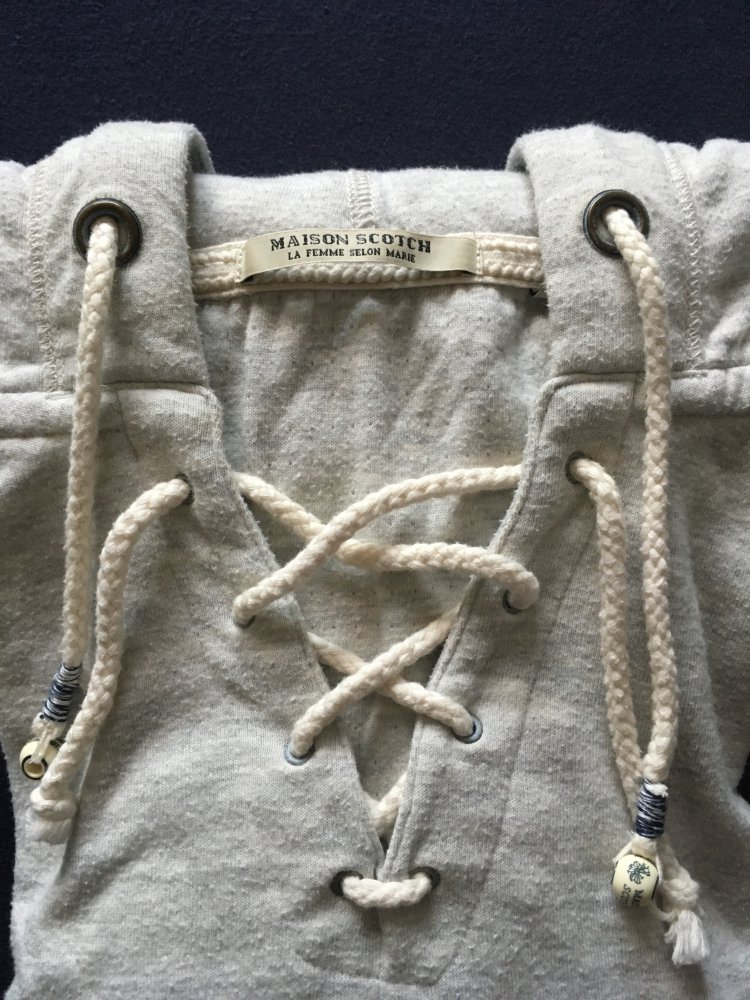 Lässiger Crop Hoodie Sweatshirt Kapuzenpulli Pullover langärmlig mit Schnürung von Maison Scotch in hell grau, Gr. XS