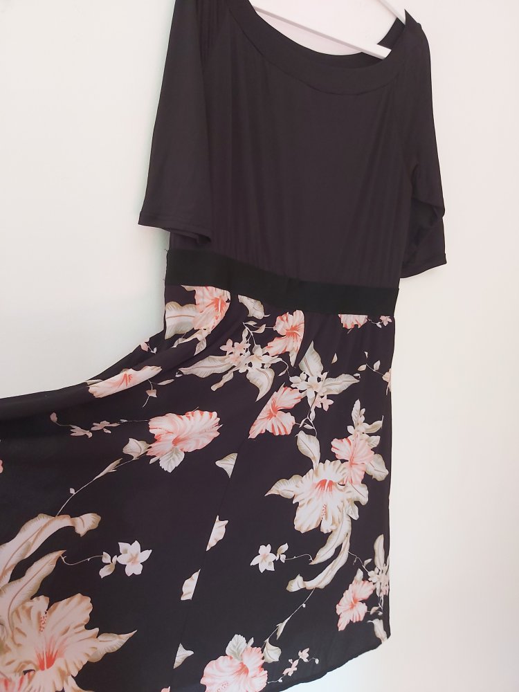 Schwingendes Sommerkleid bedeckt das Knie gut