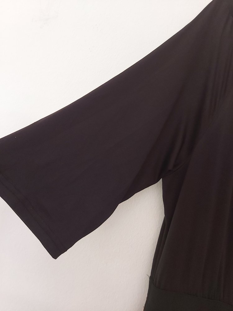 Schwingendes Sommerkleid bedeckt das Knie gut