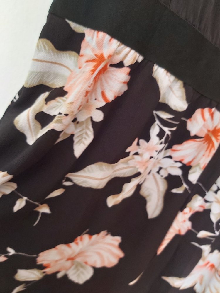 Schwingendes Sommerkleid bedeckt das Knie gut