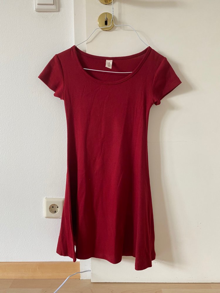 schönes süßes rotes Kleid