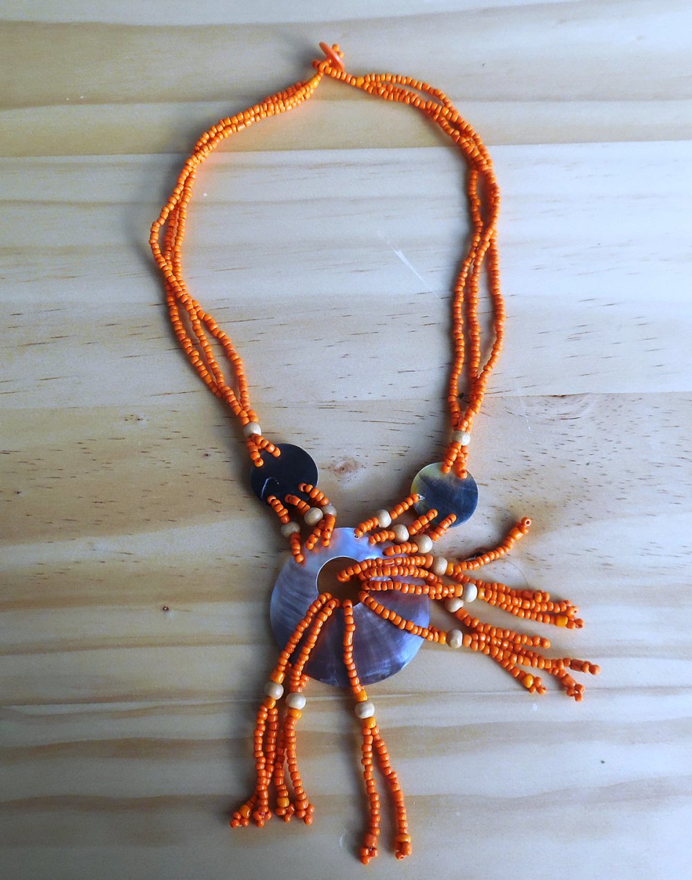 Zauberhafte Kette aus Perlen  mit Donut Anhänger