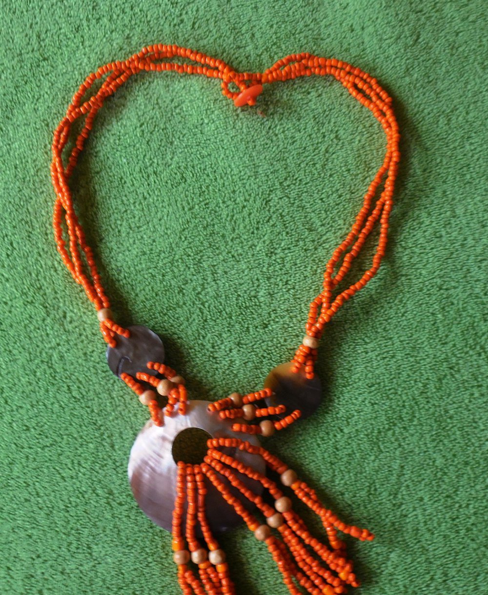 Zauberhafte Kette aus Perlen  mit Donut Anhänger